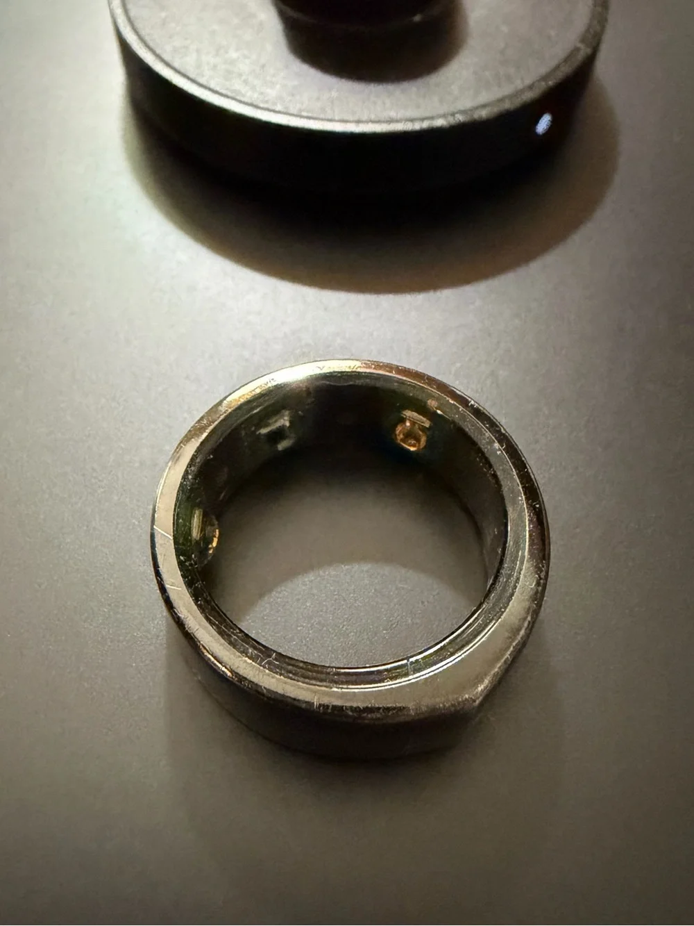 Oura Black Round Magnetic Ring Charger with White LED